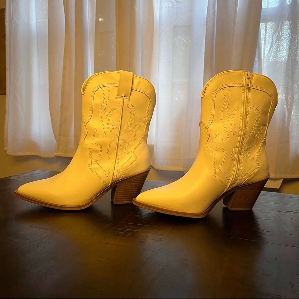 Jacey Wisd Width size 6 ankle boots- No tags- never worn
